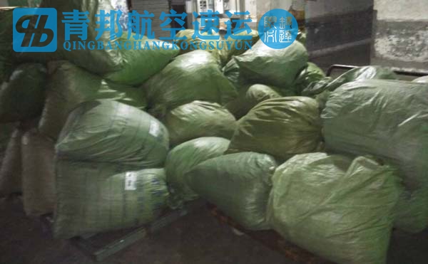 发布时间:2015-05-15 10:21:38 来源:http://www.qb-air.com/ 杭州到深圳航空托运100%当天必到,杭州航空托运公司服务电话:400-000-8568 青邦航空速运与这家公司之前已达成协议,前天有一批产品从杭州空运到深圳,今又有一批农副产品需要从杭州空运到深圳,该公司负责人通过微信(青邦微信公号:qb400-000-8568)下单,委托青邦航空速运预订今日的航班务必在今日把货物送到目的港。今日航班号:8553,航空货运单号:07071050。 自提时效:早中晚航班